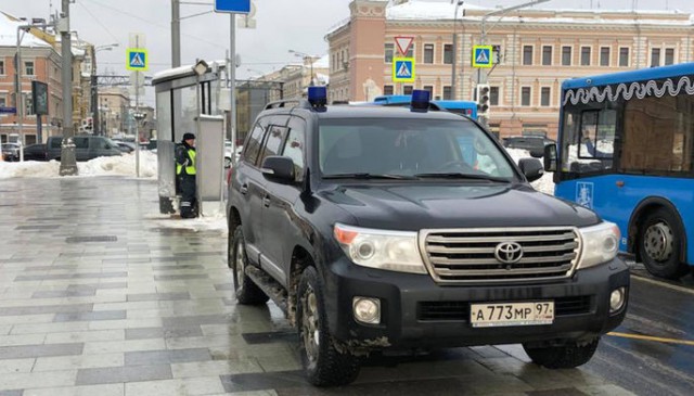В Москве гаишник не стал наказывать оставленный на тротуаре внедорожник с номерами «АМР»