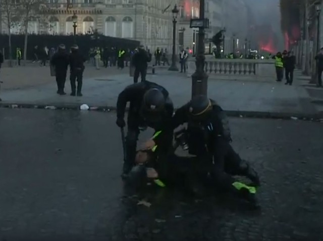 Столкновения в центре Парижа. Французская полиция разгоняет протестующих против повышения цен на топливо