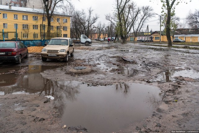 Давайте фото у кого какой вид из окна на оживленные улицы городов в настоящий момент