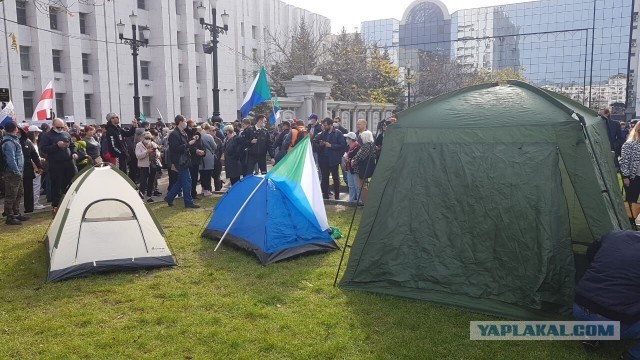 Хабаровские митингующие устанавливают палатки у "Белого дома"
