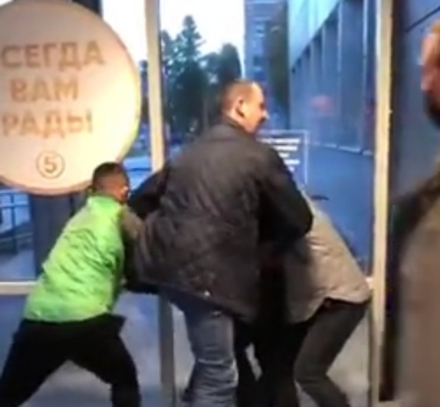 Классическая ситуация в Пятерочке Петербурга – мужик в оранжевой куртке попытался украсть шоколадки и был озвиздюлен