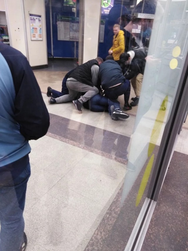 «Увидел нож – ну, тут меня переклинило». В Петербурге пассажир метро помог задержать неадекватного мужчину с ножом