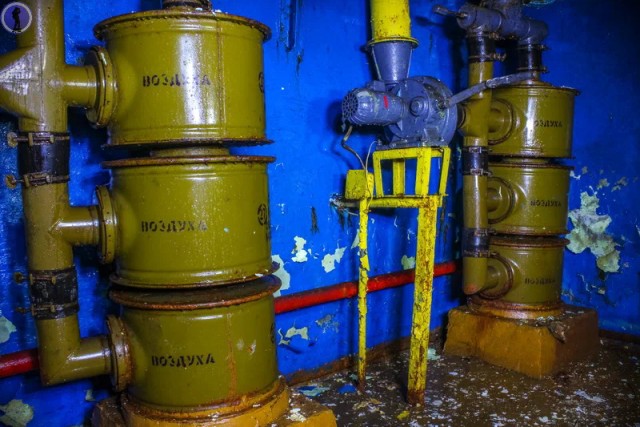 Это заброшенное советское убежище не успели разграбить мародёры и оно сгнило со всем содержимым