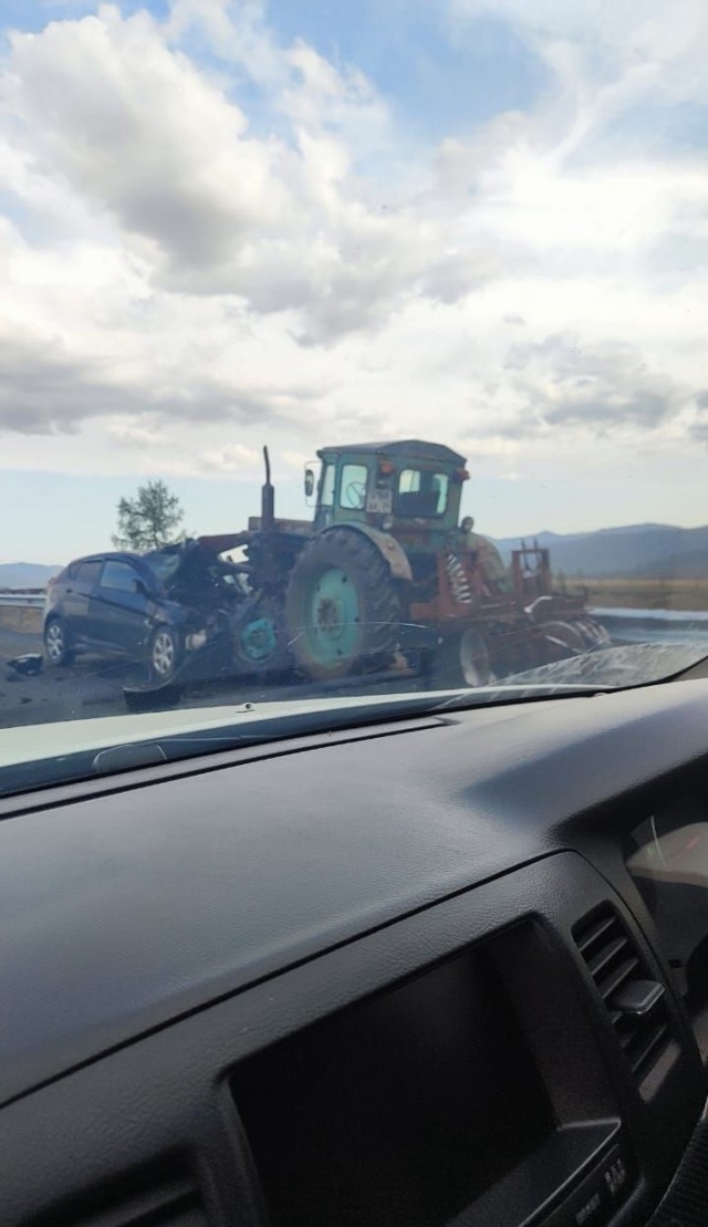 На Алтае легковушка влетела под трактор, водитель погиб на месте.