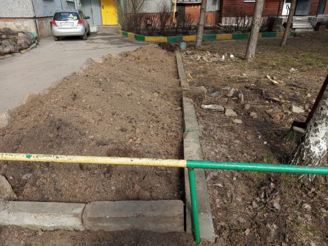 Клумба во дворе