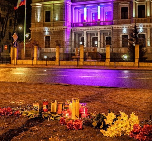 Полицейские запретили нести цветы в память о погибших в «Крокусе» к посольству России в Риге