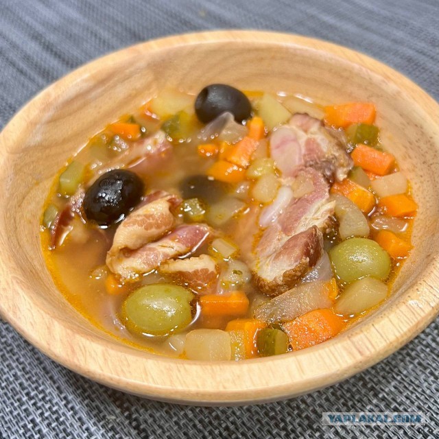 Солянка с беконом и копчеными ребрами