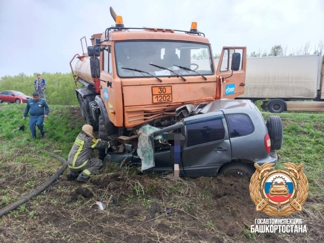 ДТП на трассе Уфа-Инзер-Белорецк, где столкнулись «Шевроле Нива» и КаМАЗ.