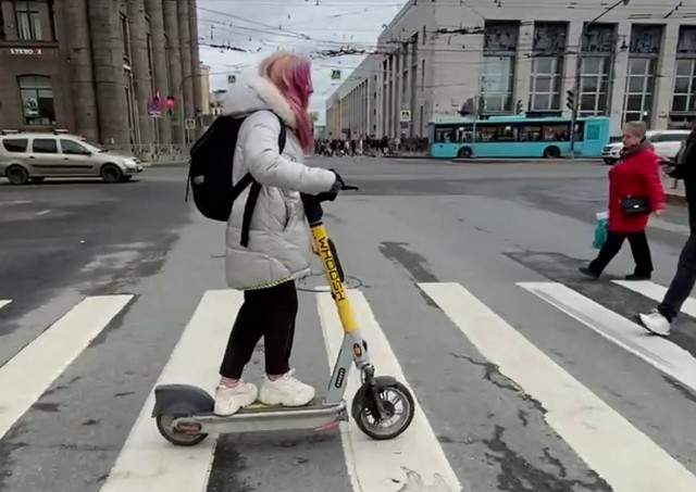 Эксперимент «Кикшеринг» или сказ о том, как «Фонтанка» по-хамски водила электросамокат и чем это закончилось