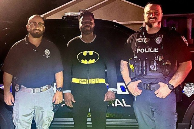 В США мужчина в пижаме Бэтмена задержал грабителя