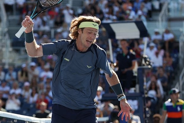 Теннисист Рублев оштрафован за мат на 3000 долларов