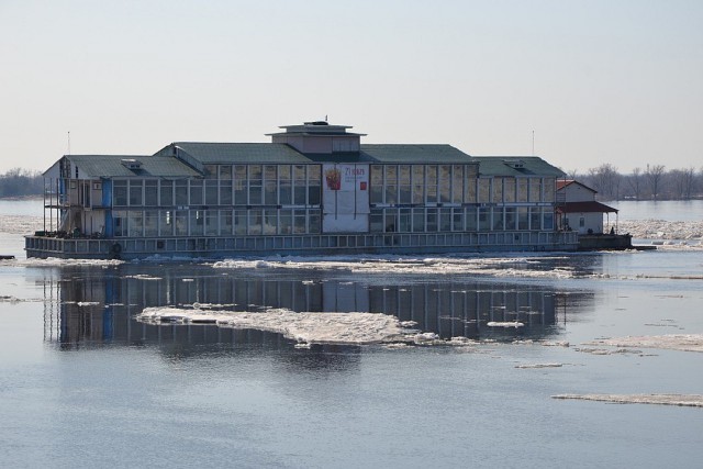 В Самаре вместе со льдом от берега оторвался ресторан «Старая пристань»