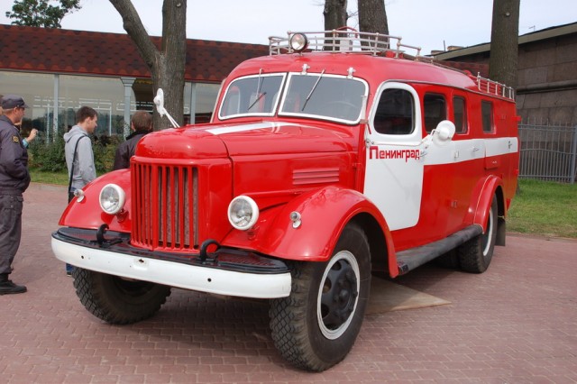 Авто Вернисаж на Неве.