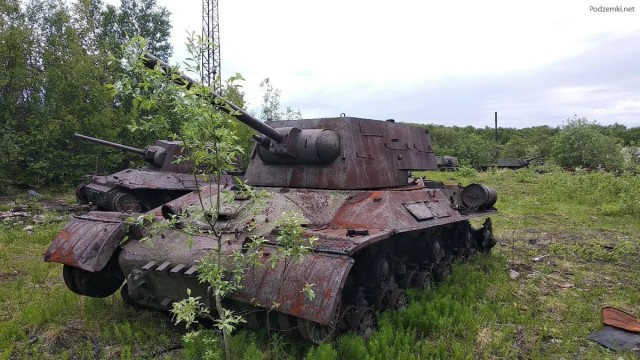 Заброшенные танки ИС-2М с башнями КВ и самоходки ИСУ-152