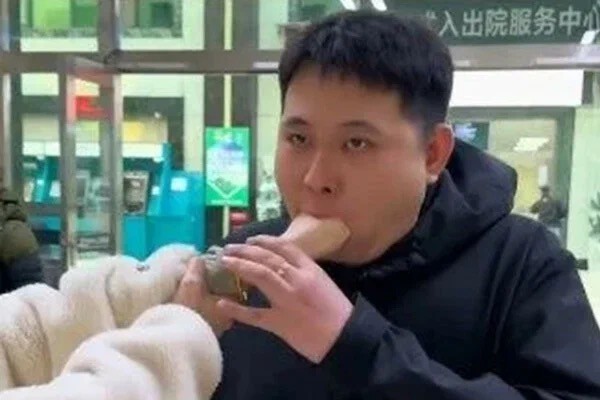 Девушка засунула кулак в рот возлюбленного и не смогла вытащить