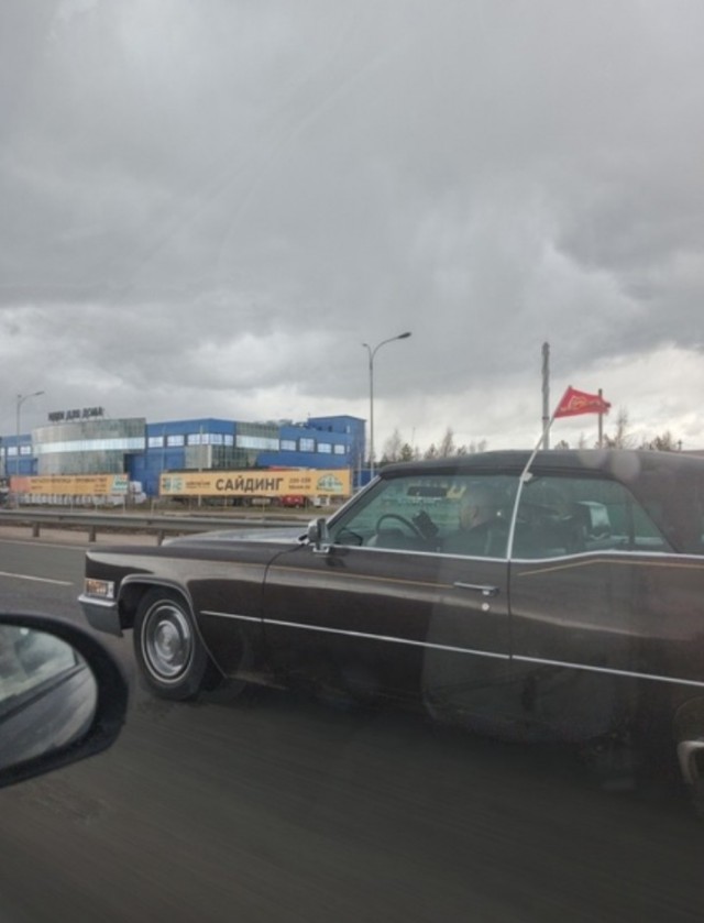 Кадиллак куп де виль едет по Вологде....