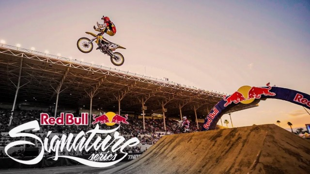 Странное поведение мотоциклиста