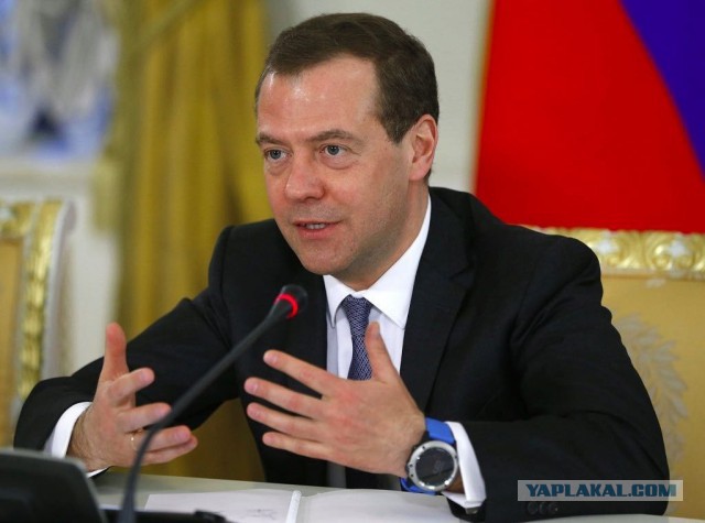 На Дмитрии Медведеве заметили новые «умные» часы для капитанов и любителей рыбалки