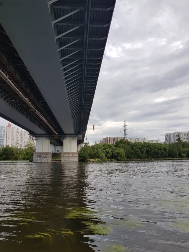 В Москве человек полтора часа висит на мосту на виду у прохожих 18+