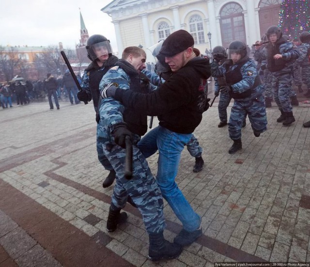 Источник: более 200 человек задержаны на Манежной площади в Москве