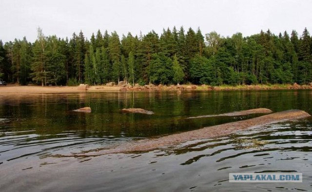 Затопленные гранитные колонны под Выборгом