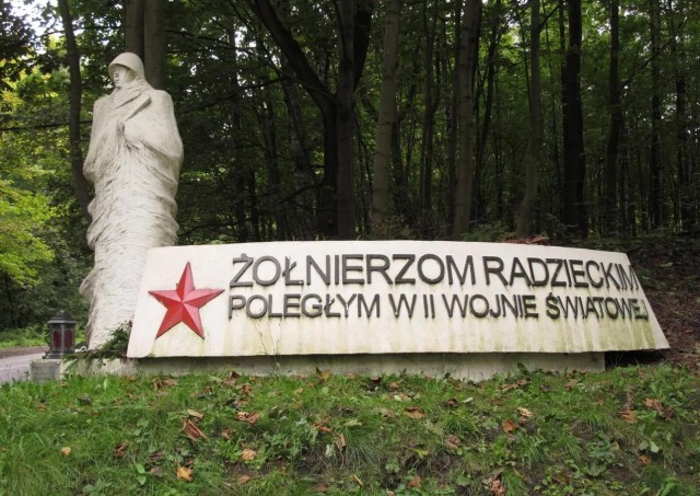 В Польше расследуют появление мемориальной доски на месте снесенного памятника советским воинам