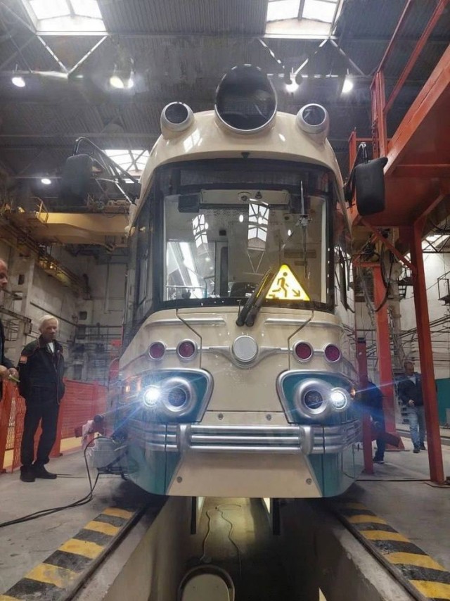 Первый ретротрамвай для Петербурга собрали и на этих выходных доставят в город для испытаний