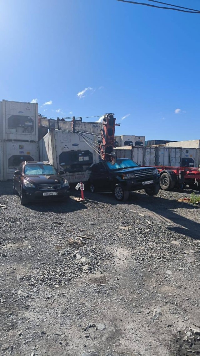 Во Владивостоке на контейнерном терминале кран рухнул на Range Rover
