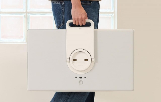 Samsung выпустили телевизор-чемодан — его можно носить с собой