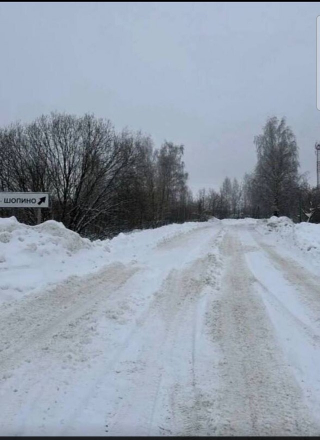 Гроб в санях: люди тащили покойника по заснеженной дороге на кладбище