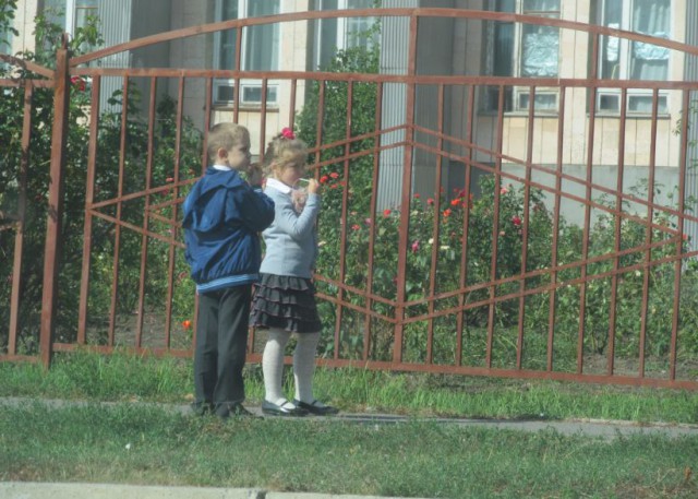 Детишки идут из школы