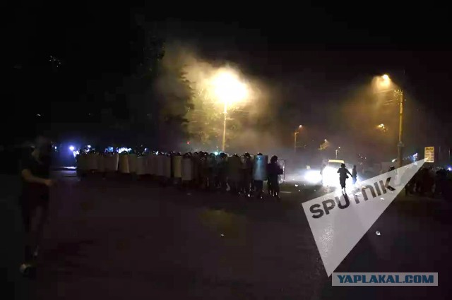 В центре Еревана начались столкновения демонстрантов с полицией