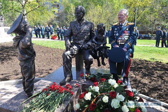 Девочка, залезшая на памятник Неизвестному солдату в Казани, расколола Интернет