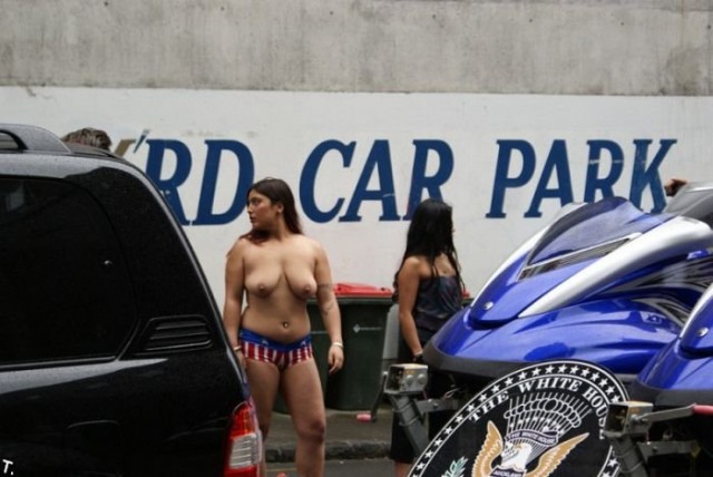 Новозеландский парад "Boobs on Bikes" (18+)