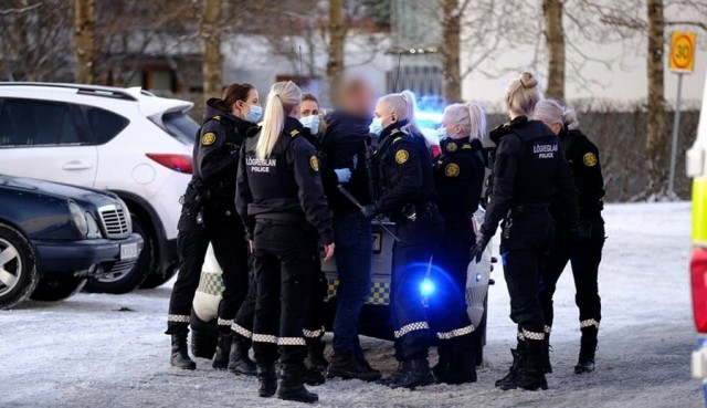 8 девушек полицейских задерживают мужчину в Исландии