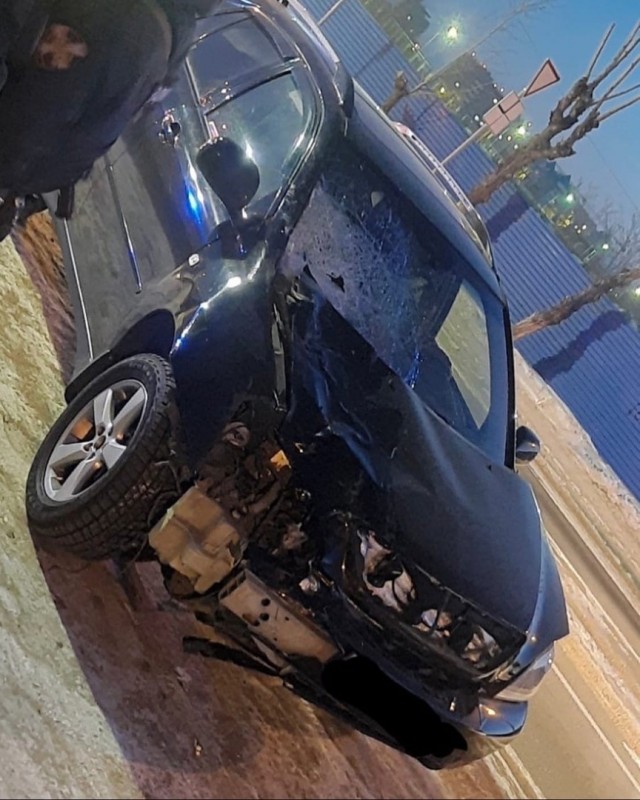 Около часа назад  в Улан-Удэ черный Lexus на огромной скорости сбил насмерть девушку и парня