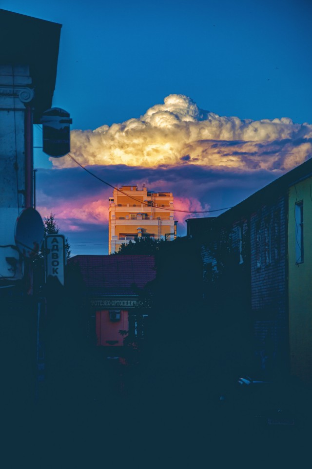 Солнце, небо и лунища