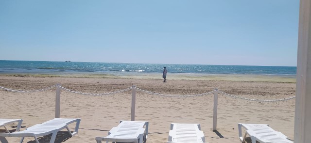 На море