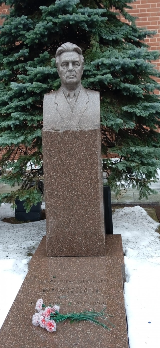 Кто, кто?! Ильич в пальто!