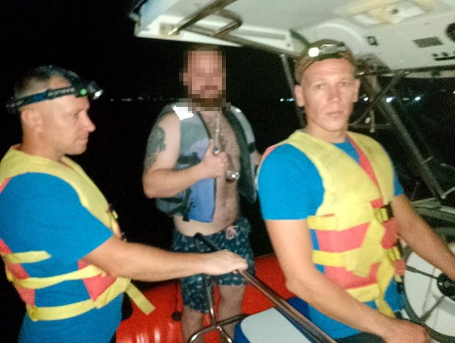 В Джубге мужчина заснул на сап-борде, и его унесло за 10 км от берега. Спасатели нашли его уже ночью