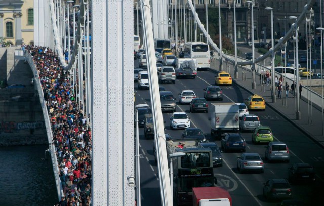 Беженцы пошли пешком из Будапешта в Вену. 240 км