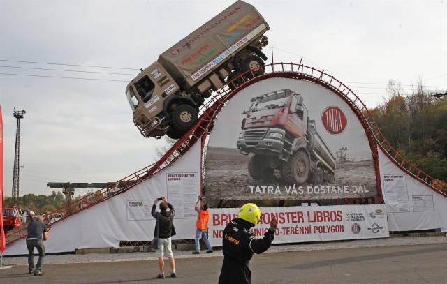 Сможет только Tatra? Уникальный трюк для грузовика и безбашенного водителя