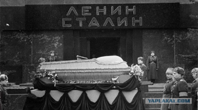 Познер назвал россиян, уважающих Сталина, рабами