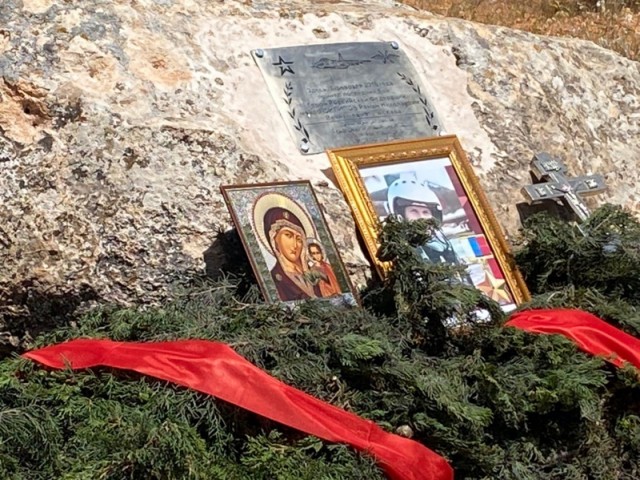 На месте гибели российского летчика Романа Филипова в Сирии установили памятный знак