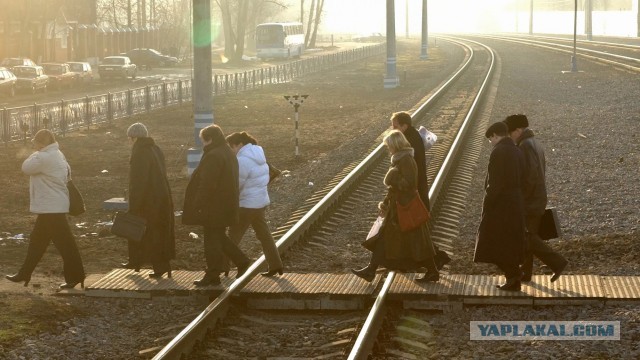 Последние секунды жизни молодой пары попали на видео. Просто переходили дорогу по пешеходному переходу....