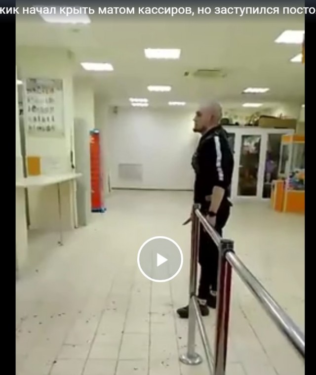 В Воронеже в магазине «Центрторг» мужик начал крыть матом кассиров, но заступился постоянный покупатель.