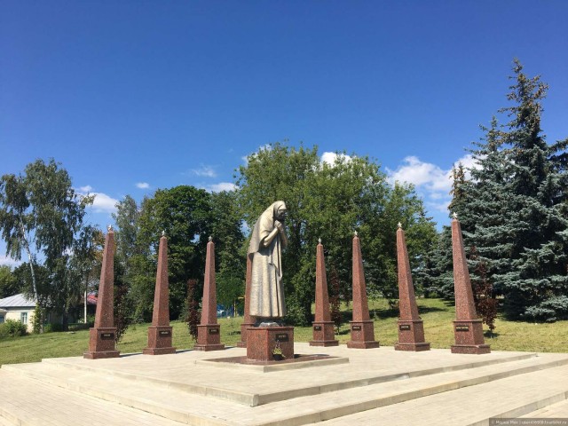 Памятник матери, Марии Матвеевне Фроловой, отдавшей ради Победы своих восьмерых сыновей