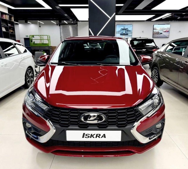 Lada Iskra появилась уже и у официального дилера АвтоВАЗа в ОАЭ. Цена составит 20 тыс. долларов