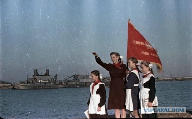 Пионеры города Новая Каховка в УССР вышли на берег Днепра в 1952 году.