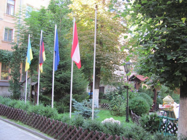 Осквернили флаг Франции перепутав его с российским